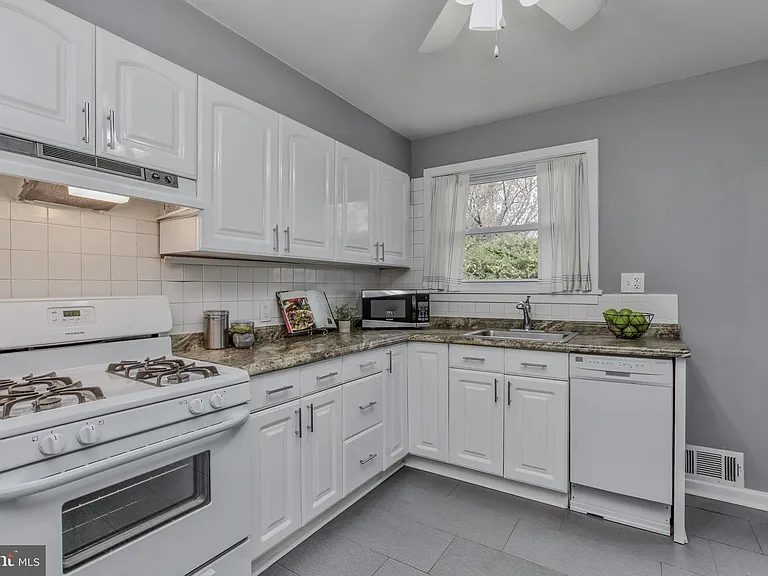 1114 Highwood Rd — Photo 15