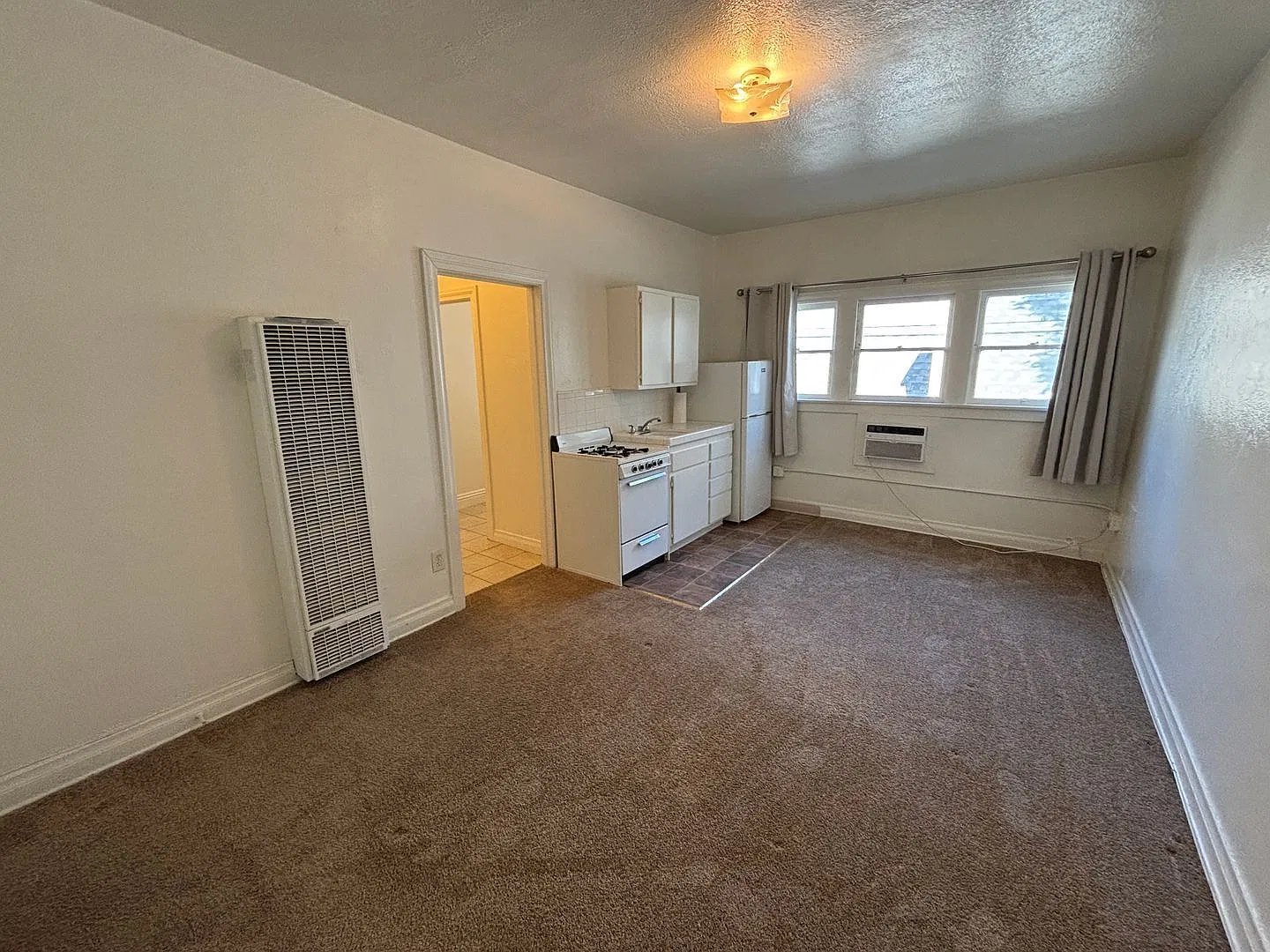 Studio, 1.0 bath, 300 sqft, $1,300 — Photo 4