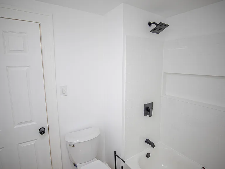9105 Bancroft Ave — Photo 16