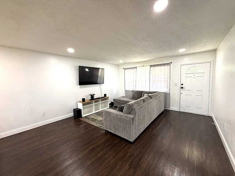 668 Hampton Dr NE — Photo 4