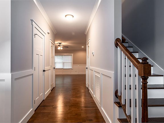 3rd image of 102 Eastview Ct