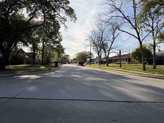 Exterior Neighborhood (street photo)