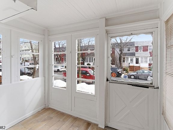 3rd image of 46 W 12Th St