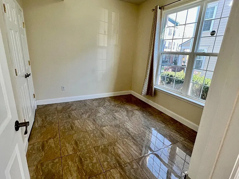 1329 Parish Ave — Photo 4