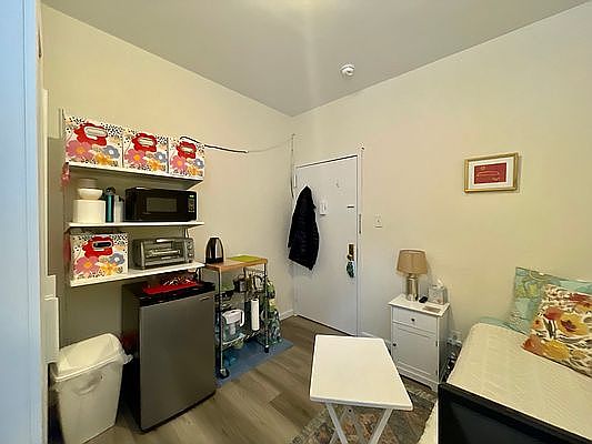 2nd image of 201 W 95th St APT 303