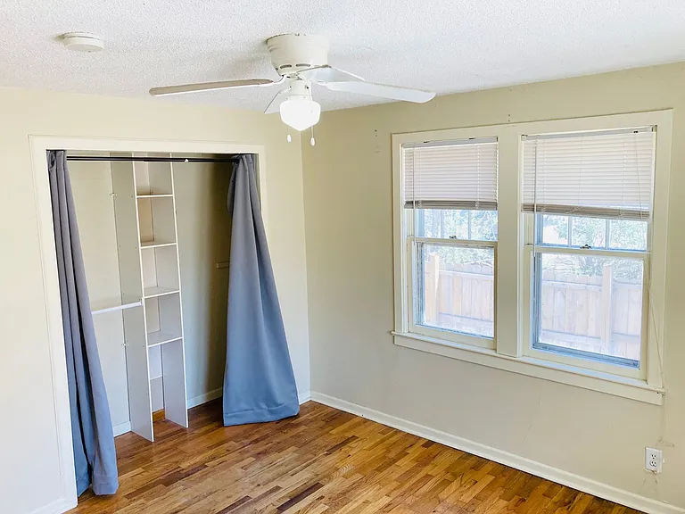 320 W Elm St — Photo 10