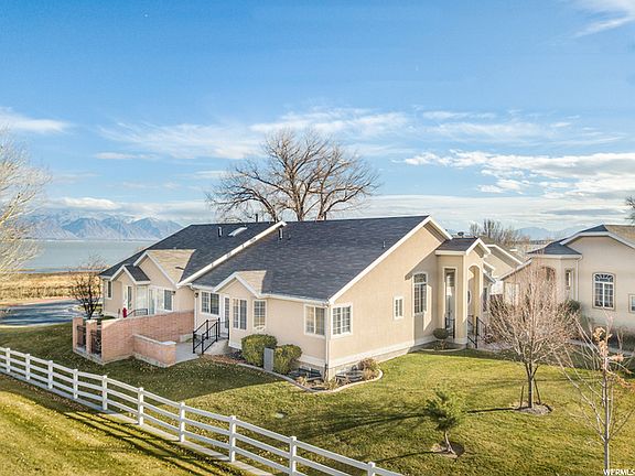 4th image of 416 E Marina Cir