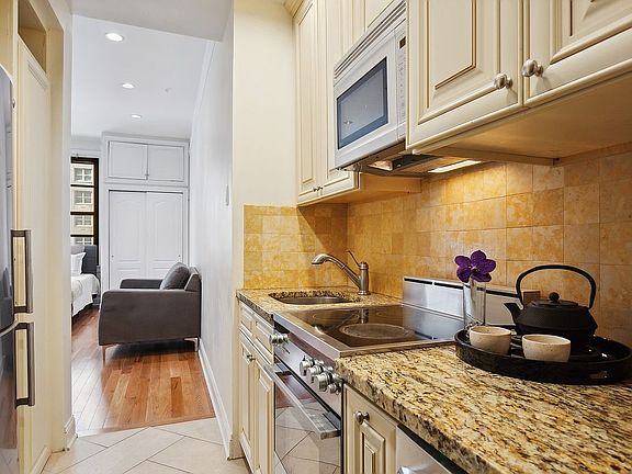 3rd image of 140 W 69th St APT 82B