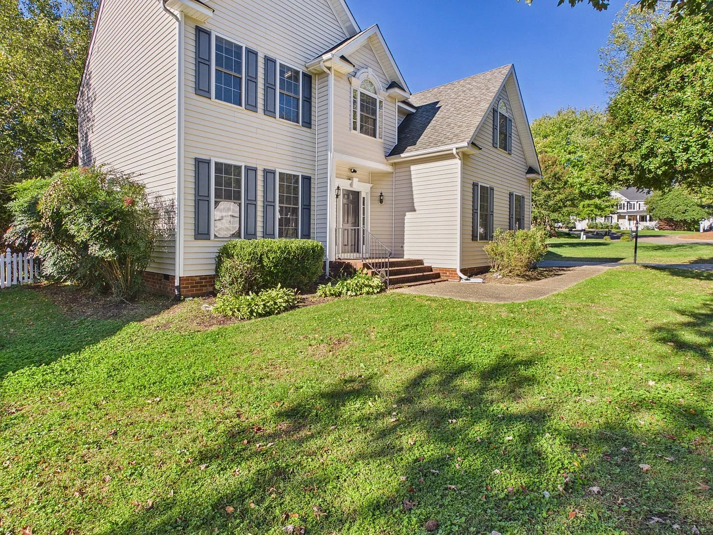 4 bed, 3.0 bath, 2346 sqft, $2,995 — Photo 2