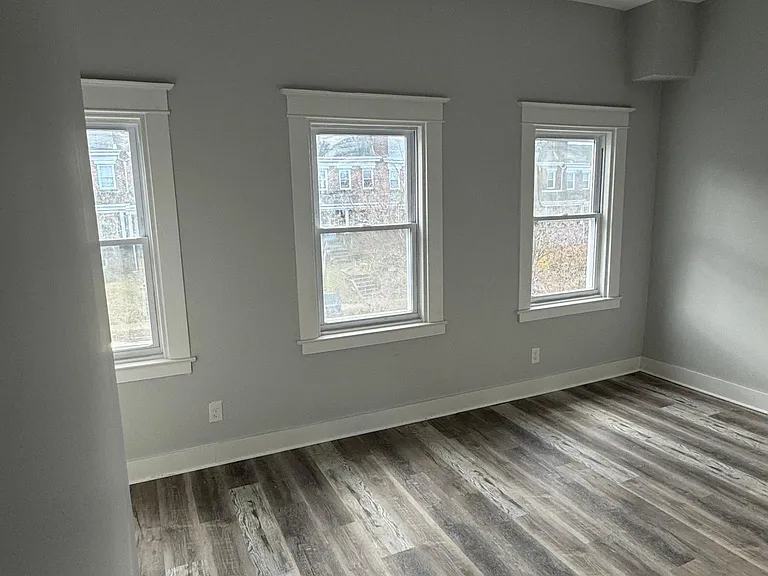 1102 Woodheights Ave — Photo 2