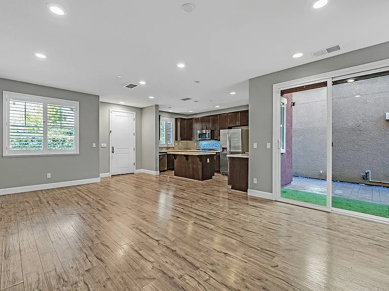 210 Stratus Cmn — Photo 4