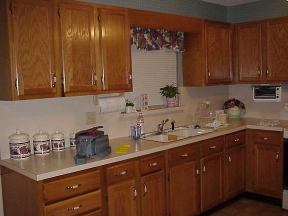 Oak Cabinets in Kitchen