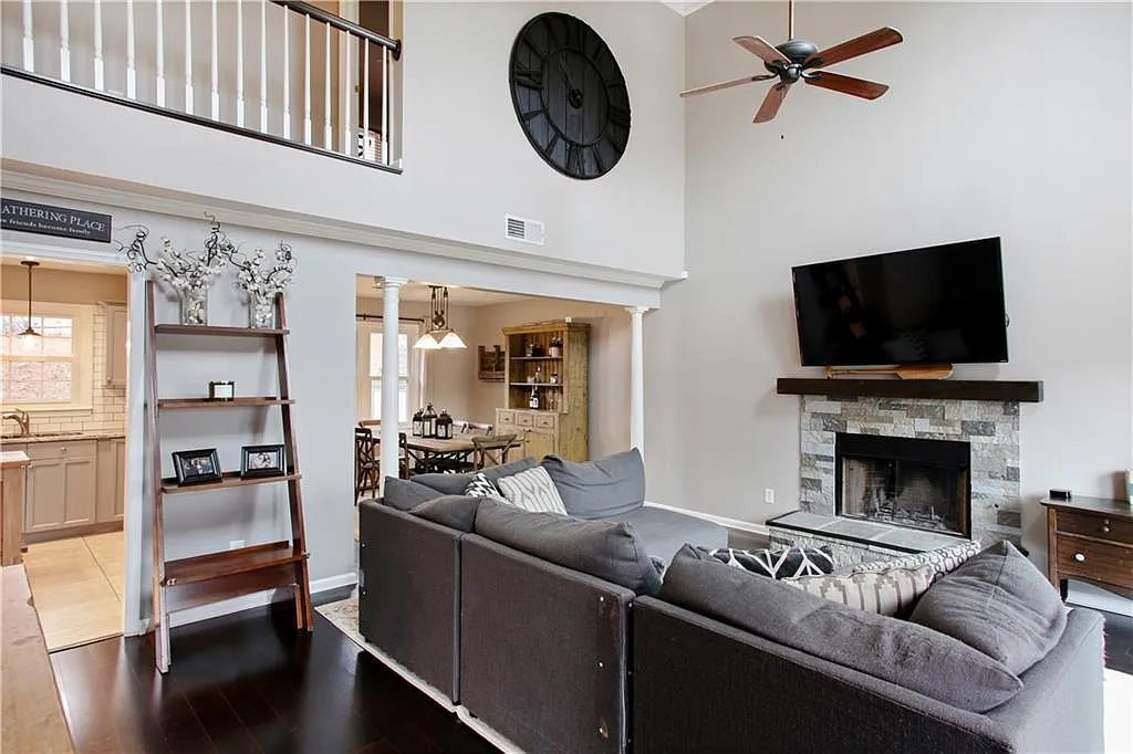 5 bed, 2350 sqft, $2,850 — Photo 2