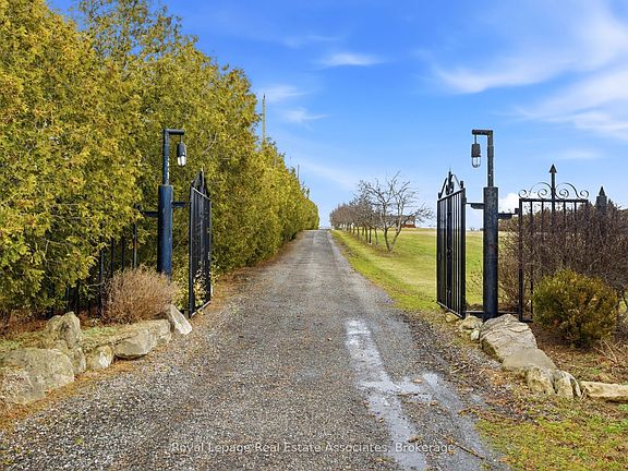 4th image of 1137 Ridge Rd