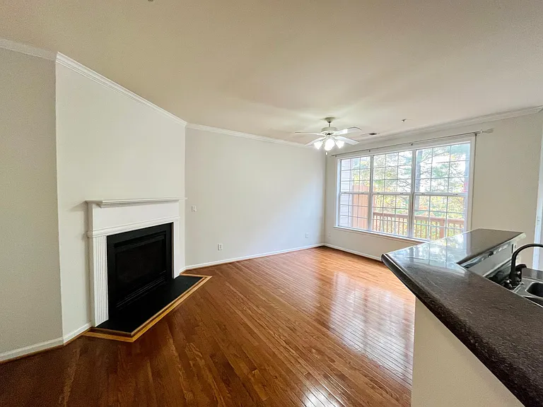 Gas log fireplace