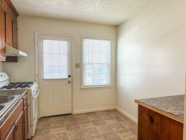 310 Kent Ave — Photo 7
