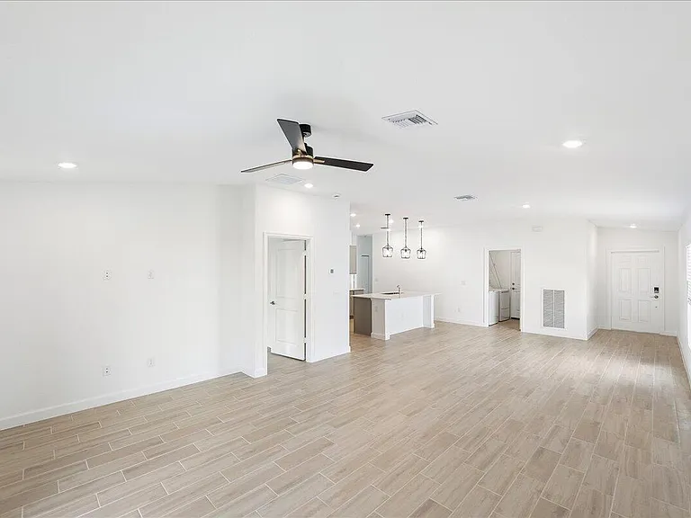 6331 NW Windwood Way — Photo 11