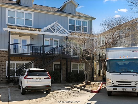 3rd image of 1725 Harvey Mitchell Pkwy S APT 230