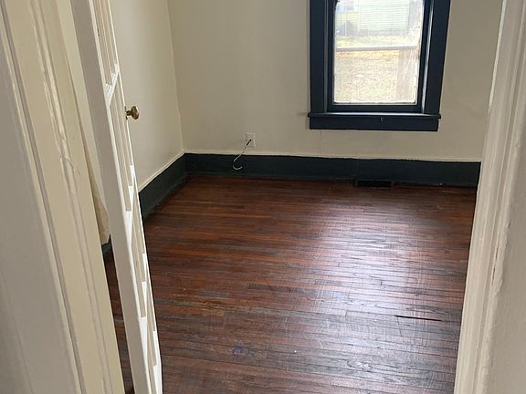 3rd image of 552 Holliday St