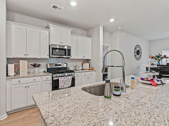 5th image of 2070 Santa Maria St.