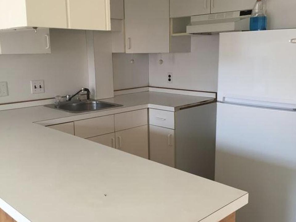 2nd image of 290 Newbury St #3A