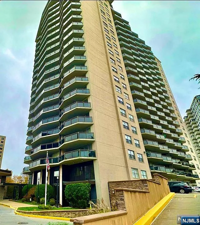 2077 Center Ave #3F photo 1