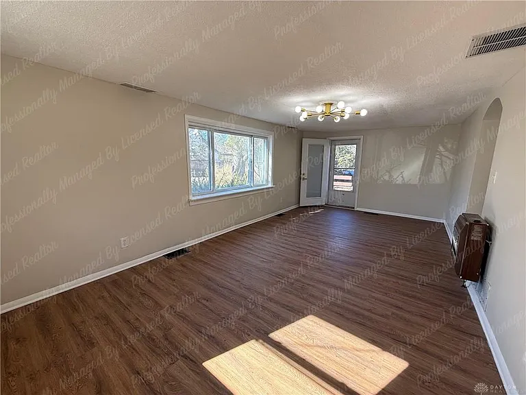 675 Wright St — Photo 6