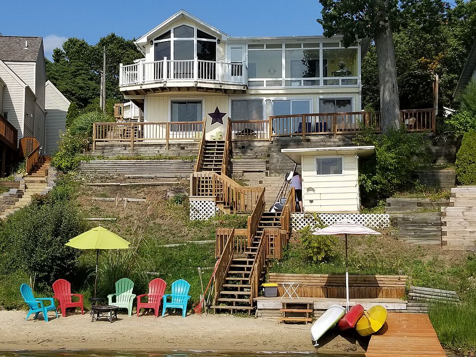 1st image of 106 W Crooked Lake Dr