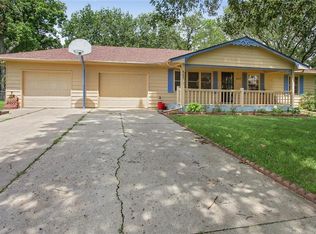 557 S Bluegrass Dr, Bonner Springs, KS 66012
