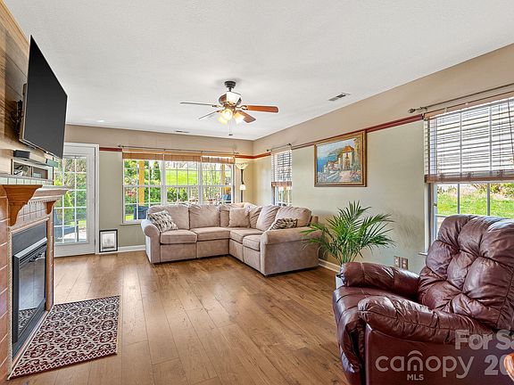 2nd image of 307 Roxbury Pl