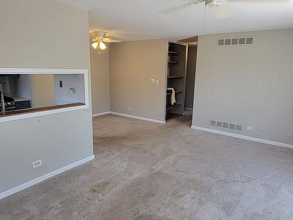 4th image of 29W611 Winchester Cir N Unit 4