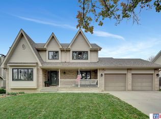 7600 Grand Oaks Dr, Lincoln, NE 68516