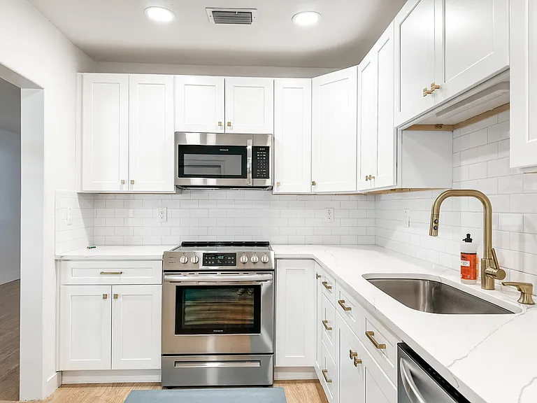 401 E Amelia Ave — Photo 17