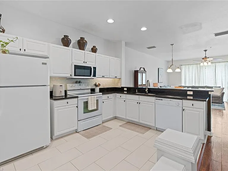 941 Hampton Cir #109 — Photo 4