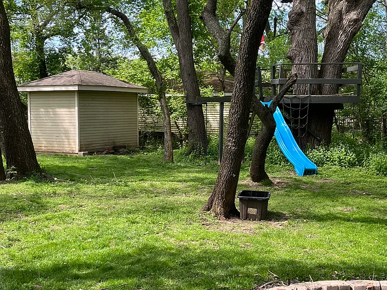 7915 Howard Ave — Photo 5