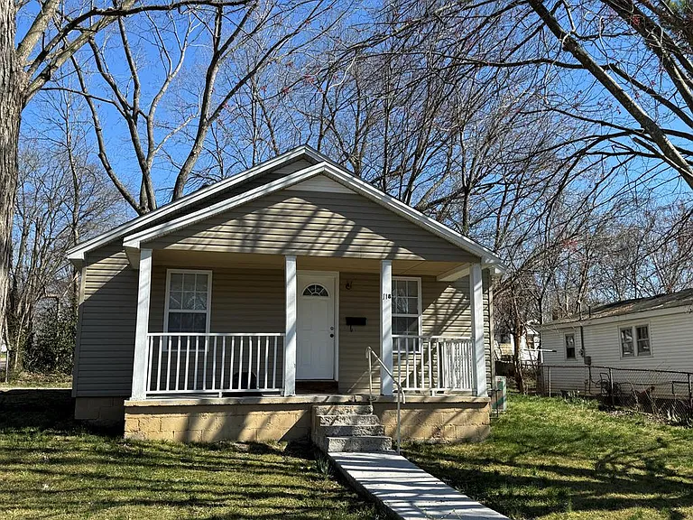 118 N Fowler Ave — Photo 1
