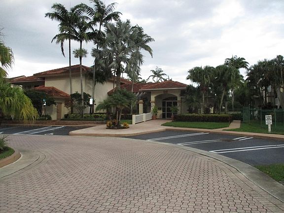 3rd image of 10202 Glenmoor Dr