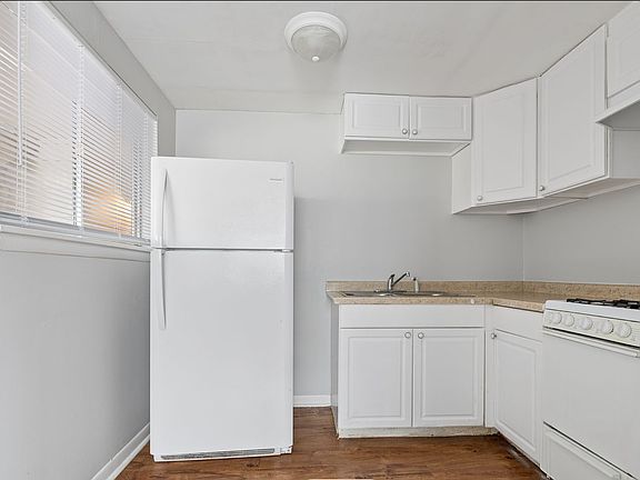Kitchen
Refrigerator & Oven