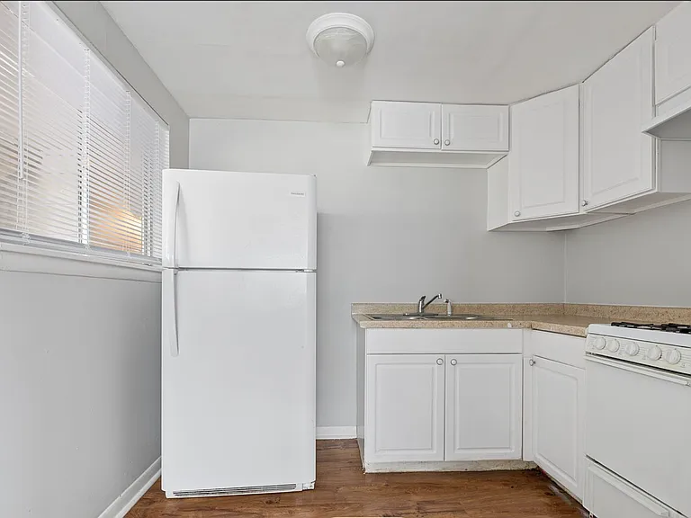 Kitchen
Refrigerator & Oven