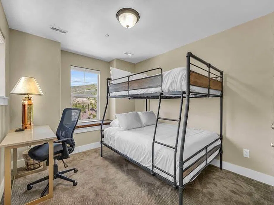 3 bed, 2200 sqft, $4,200 — Photo 2