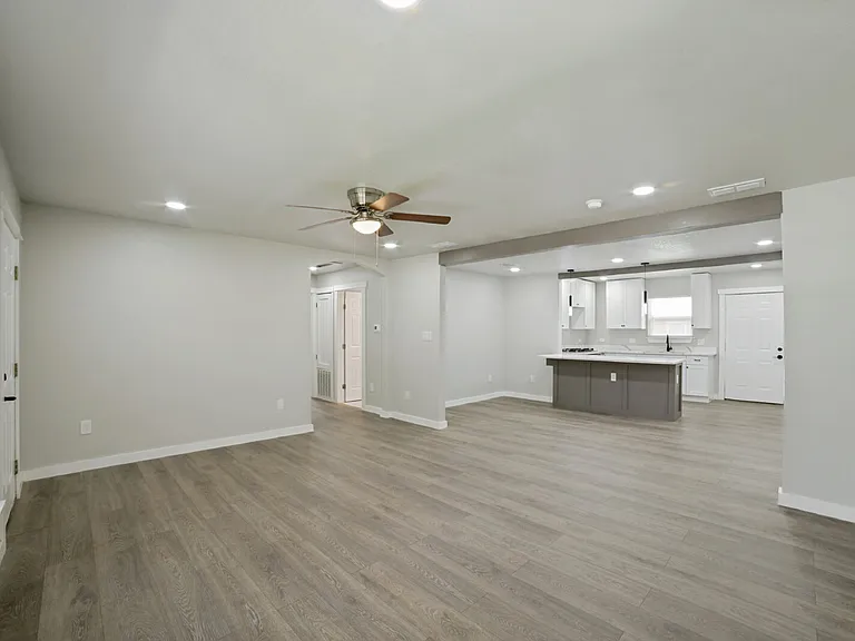 703 W Rosewood Ave — Photo 22