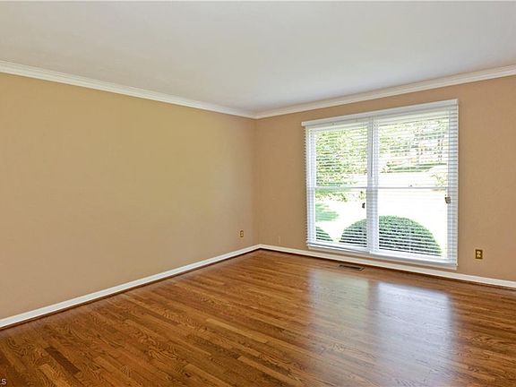5th image of 805 Blanton Pl