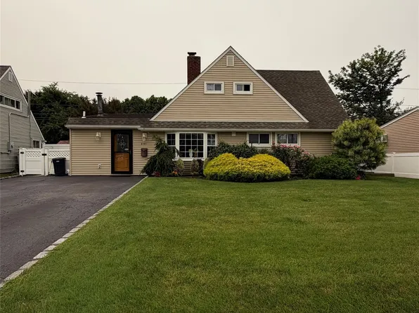261 Elm Drive S, Levittown, NY 11756