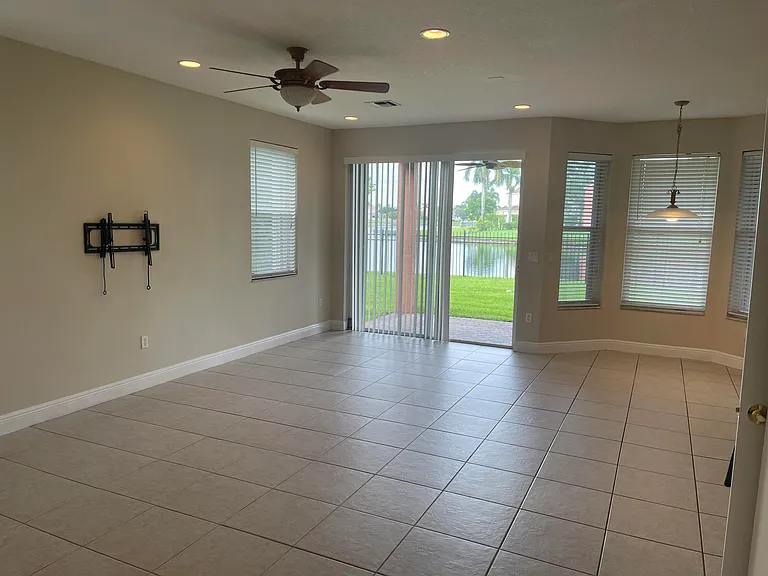 9828 Stover Way — Photo 7