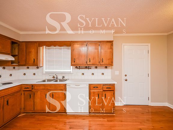 5th image of 2585 Fieldstone Dr SE