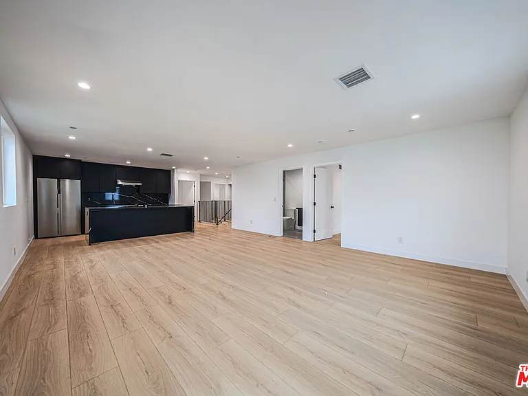 1525 S Carmelina Ave #1527 — Photo 8