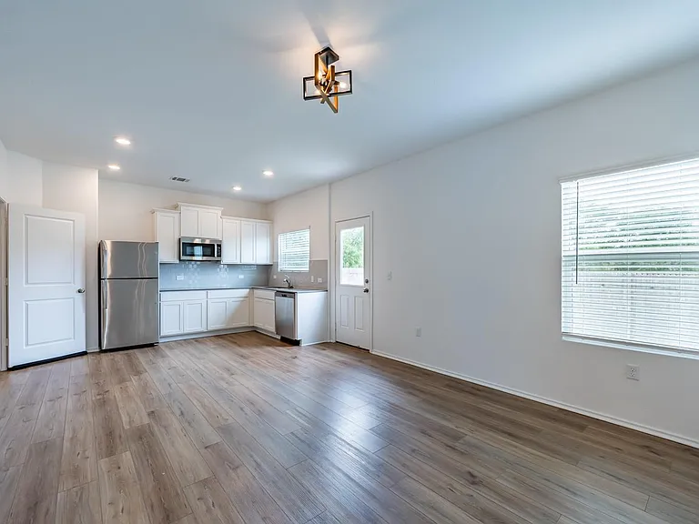 10217 Prague Ct — Photo 4