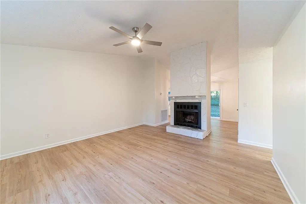 3 bed, 2.0 bath, 1240 sqft, $2,300 — Photo 4