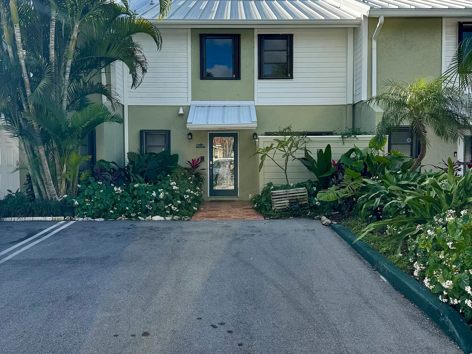 2 bed, 2.5 bath, 1800 sqft, $4,750 — Photo 4