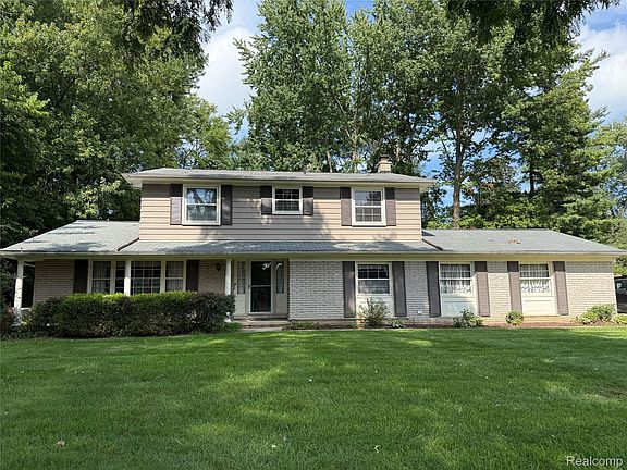2nd image of 353 Broadleaf Dr